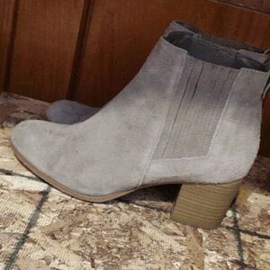 👍  Taupe Grey Suede Booties    A4